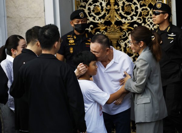 Thaksin Shinawatra u zagrljaju obitelji