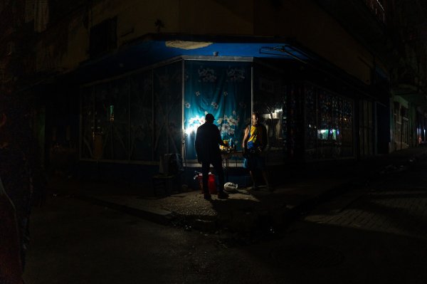Noćni život u Havani doslovno se pretvara u mračni život