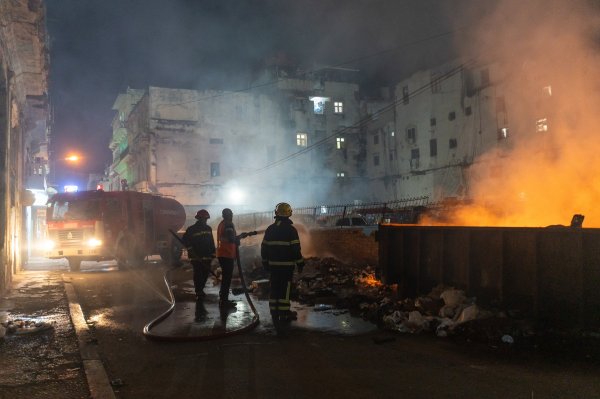 Kubanci pale smeće kako bi se riješili smrada, ali i imali barem neki izvor svjetlosti