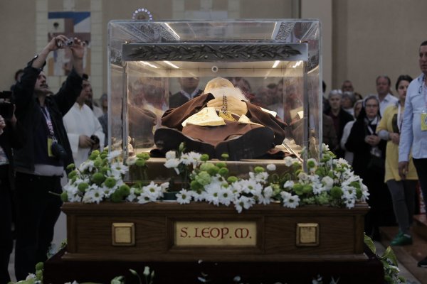 Vjernici okupljeni oko tijela Leopolda Mandića 2016. godine u Zagrebu