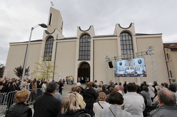 Vjernički ispraćaj Leopolda Mandića 2016. godine u Dubravi u crkvi koja nosi njegovo ime, a sada postaje svetište