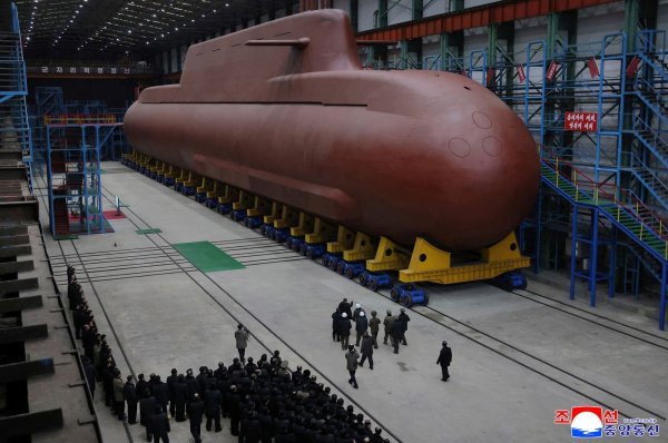 Sjevernokorejski vođa Kim Jong Un obilazi gradilište navodne nuklearne podmornice