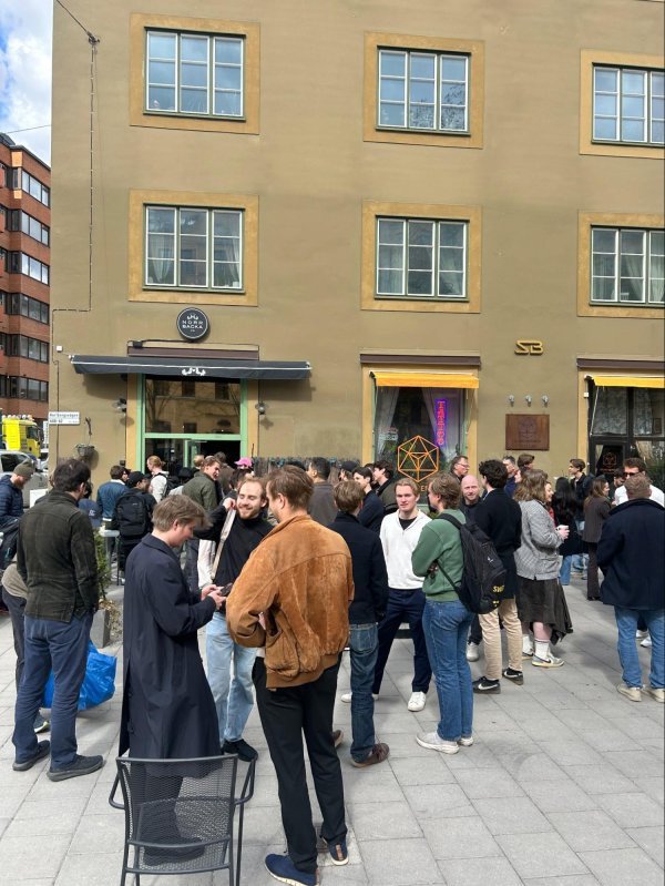 Kafićem u Stockholmu upravlja AI: Zaposlenici objavili najveće 'bisere' svoje šefice, ovo je čisti kaos