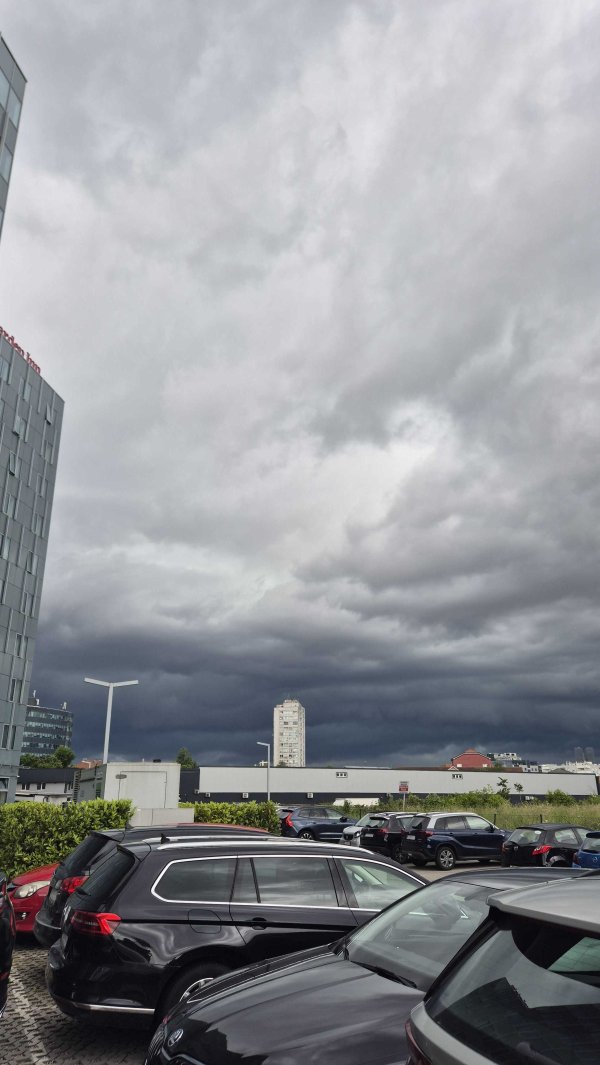Crni oblaci nad Zagrebom