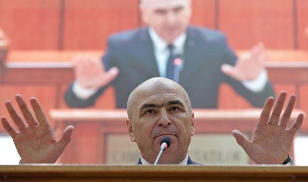 Rumunjski premijer Ilie Bolojan tijekom nedavnog glasanja u parlamentu, nakon kojeg je smijenjen
