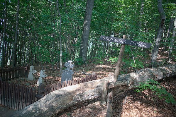Lokalitet Staklarsko groblje podsjetnik je na staklare koji su radili na Jankovcu