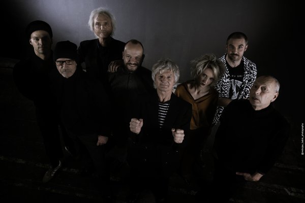 Proteklu godinu Rundek je u Zagrebu održao nezaboravne, rasprodane koncerte u kinu SC i Tvornici kulture, a predstavljen je i dokumentarac 'Treći svijet'