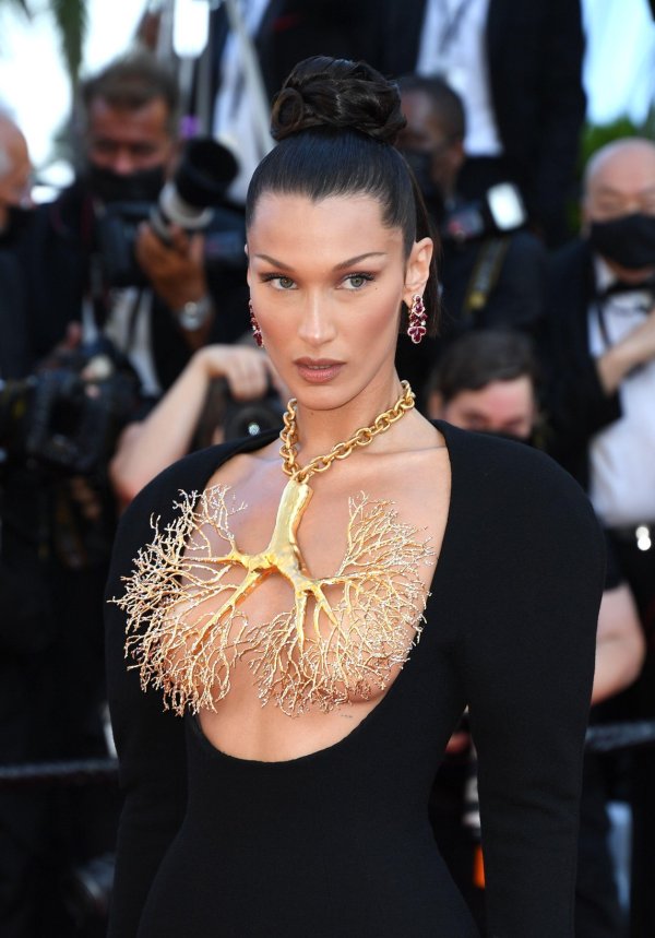Bella Hadid u Schiaparelli kreaciji na crvenom tepihu u Cannesu