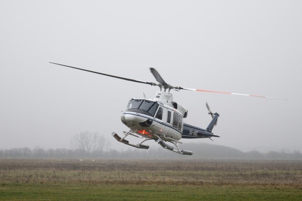 Helikopter MUP-a u niskom letu iznad Trga bana Jelačića
