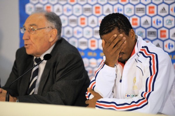 Predsjednik Francuskog nogometnog saveza Jean-Pierre Escalettes i kapetan Patrice Evra