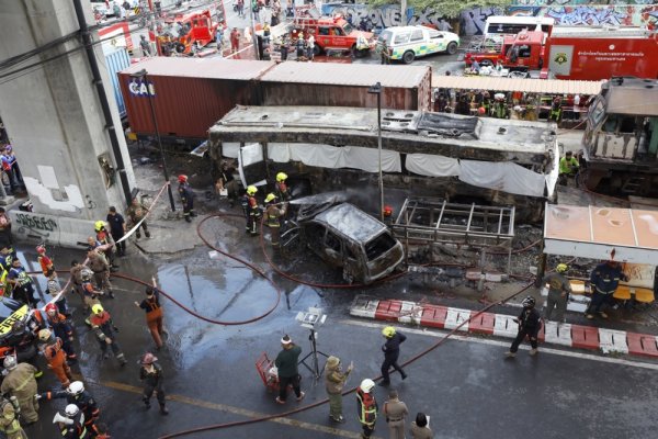 Užas na Tajlandu: Najmanje 8 poginulih i 32 ozlijeđenih nakon sudara vlaka i autobusa