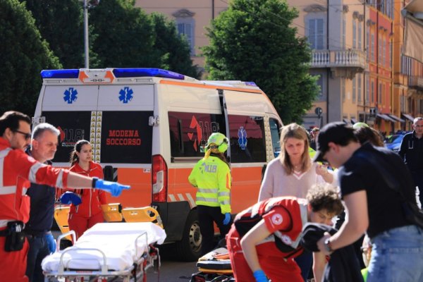 Objavljeni detalji strave iz Modene: Nakon što se autom zabio u pješake vozač je mahao nožem