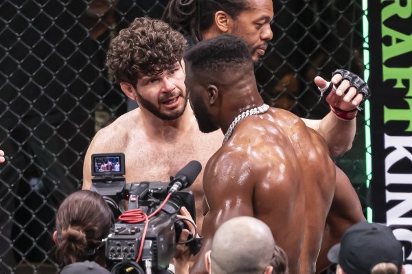 Kakav gospodin! Ngannou brutalno nokautirao protivnika, a onda napravio potez za pamćenje