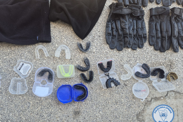Policija je kod huligana pronašla cijeli arsenal