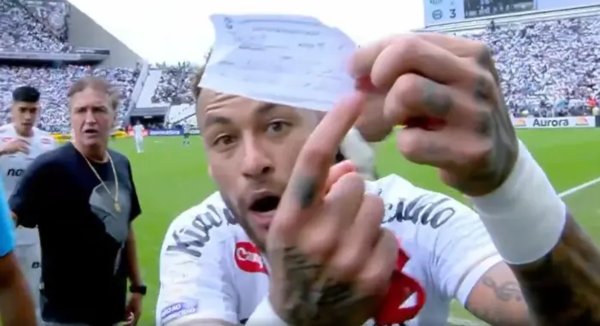 Bijesni Neymar uzeo papir od sudaca i pokazao ga u kameru: Bizarna scena kakva se rijetko viđa