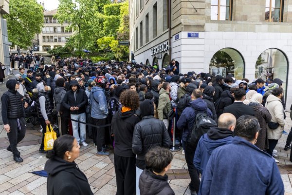 redovi ispred trgovina diljem svijeta