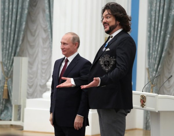 Vladimir Putin dodjeljuje odlikovanje Kirkorovu