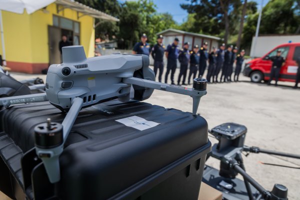 Bolje opremljeni u novu požarnu sezonu: Dalmatinskim vatrogascima stiglo 10 dronova i novo vozilo