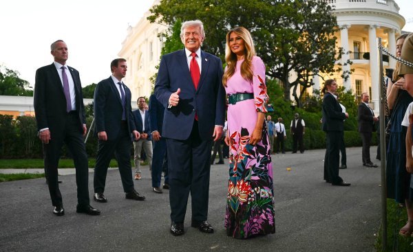 Melania Trump u komadu koji vrišti lude 70-e i hit cipelama sezone