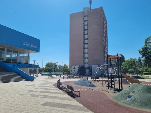Trg s obnovljenom sportskom dvoranom, bazenom i 'samačkim hotelom'