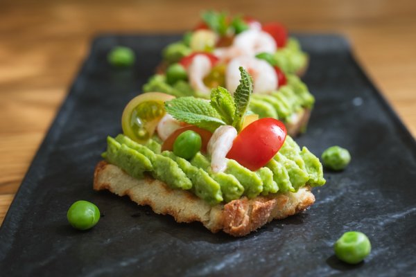 BRUSCHETTA S KREMOM OD GRAŠKA I MARINIRANIM KOZICAMA