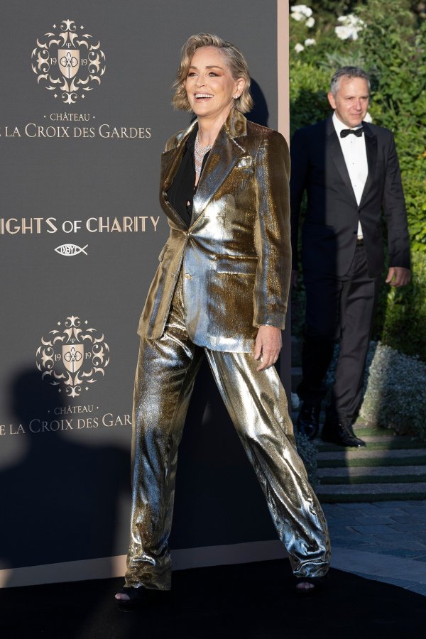 Nije mogla proći nezapaženo: Sharon Stone zabljesnula u zlatnom odijelu