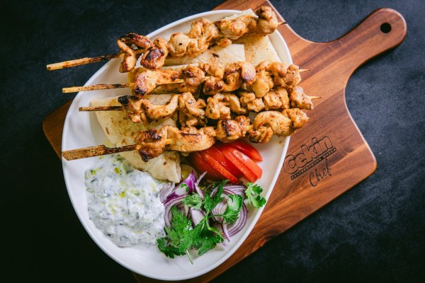 PILEĆI SOUVLAKI S TZATZIKI UMAKOM
