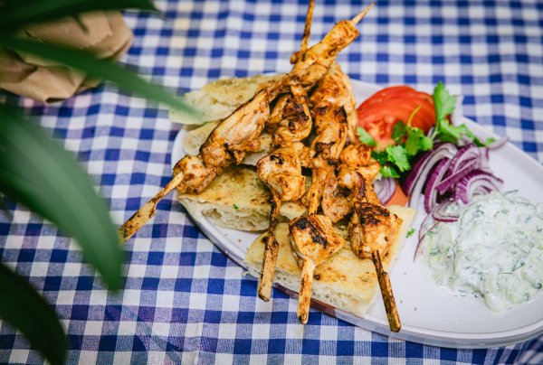 PILEĆI SOUVLAKI S TZATZIKI UMAKOM
