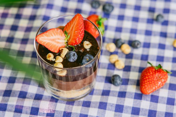 CHEESECAKE S ČOKOLADOM I LJEŠNJACIMA