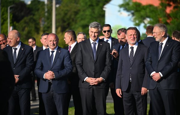 Paljenje svijeća kod spomenika dr. Franji Tuđmanu