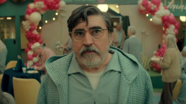 Alfred Molina u seriji 'Predgrađe'