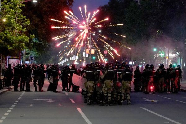 Neredi u Beogradu: Sukobili se prosvjednici i policija