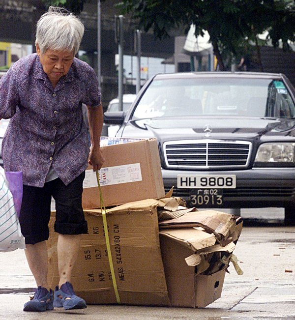 Starica skuplja karton u Hong Kongu