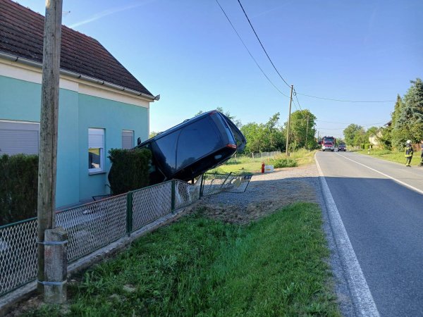 FOTO Nestvarna scena kod Garešnice: Autom završila između kuće i ograde
