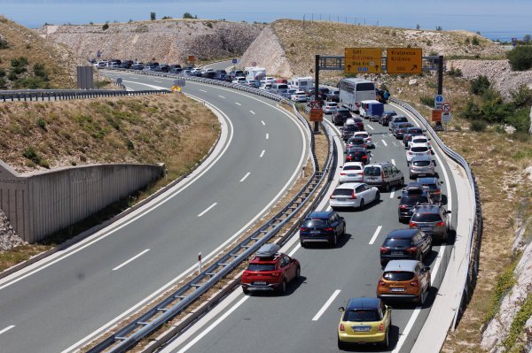 Zbog biciklista na autocesti izbio kaos, kolone su i na granicama - evo gdje je najgore