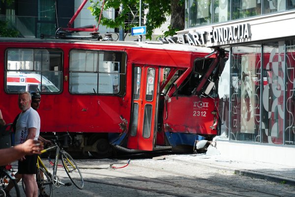Beograd: Tramvaj izetio iz tračnica i udario u zgradu