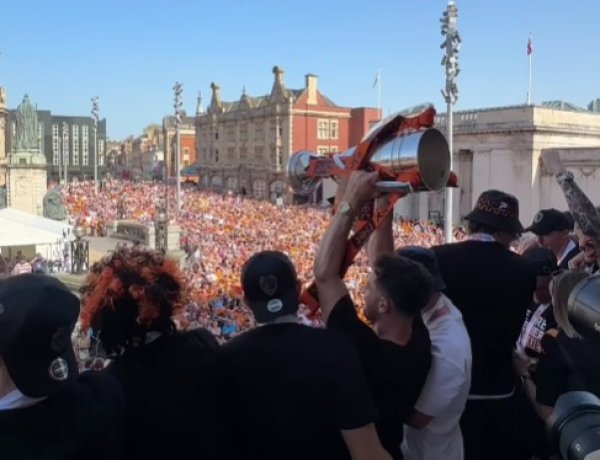 Hull u transu: Pogledajte lude scene s dočeka nakon što ih je Jakirović uveo u Premier ligu