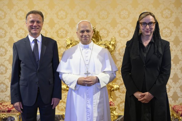 Gordan i Sonja Jandroković s papom Lavom