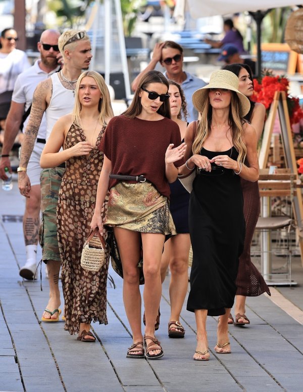 Harper Beckham posegnula u majčin ormar i na Ibizi nosila Victorijinu haljinu
