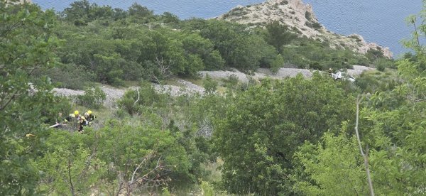 Clio završio u 150 metra dubokoj provaliji na Dubcima, izvlačili su ga 11 sati