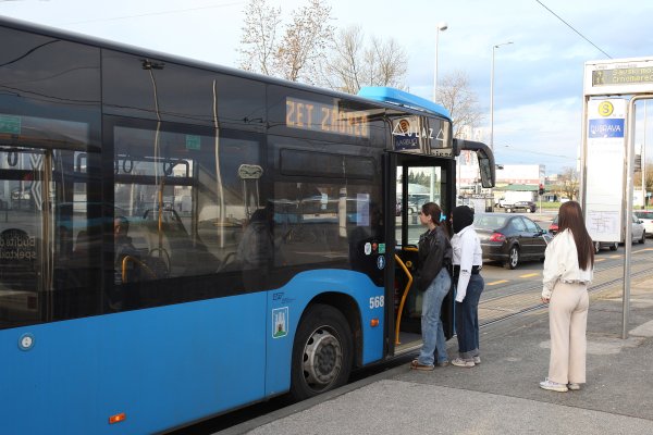 Autobus bez vozača krenuo na prvu vožnju pa se odmah sudario s tramvajem