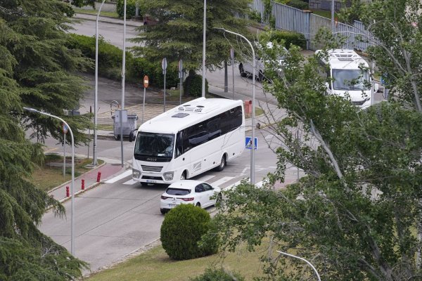 Autobus bez vozača krenuo na prvu vožnju pa se odmah sudario s tramvajem