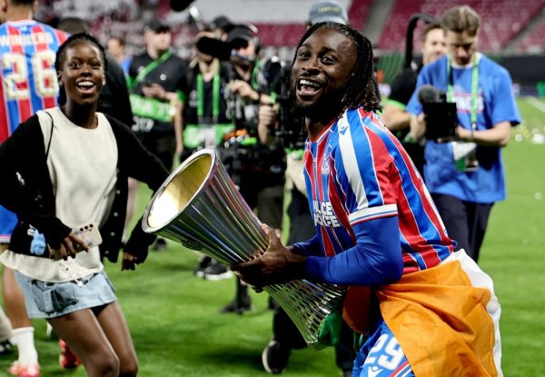 Ovo je prvi nogometaš u povijesti koji je osvojio dva europska trofeja u istoj sezoni