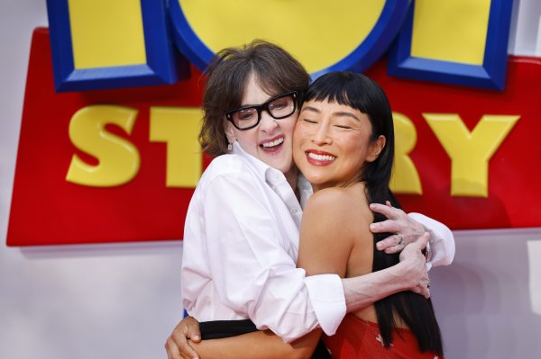 Joan Cusack i Greta Lee