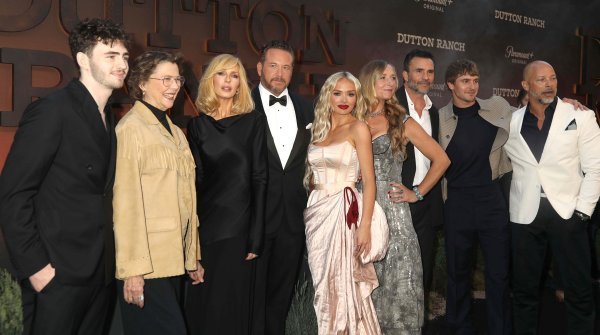Ekipa serije 'Ranč Dutton': FINN LITTLE, ANNETTE BENING, KELLY REILLY, COLE HAUSER, NATALIE ALYN LIND, CHRISTINA ALEXANDRA VOROS, JUAN PABLO RABA, HART DENTON i BERTO COLON