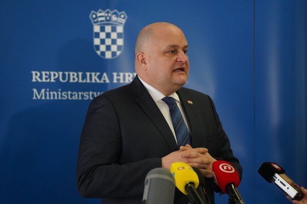 Vučić prigovarao vinarima jer koriste staklo iz Hrvatske, Šušnjar mu opet fino spustio