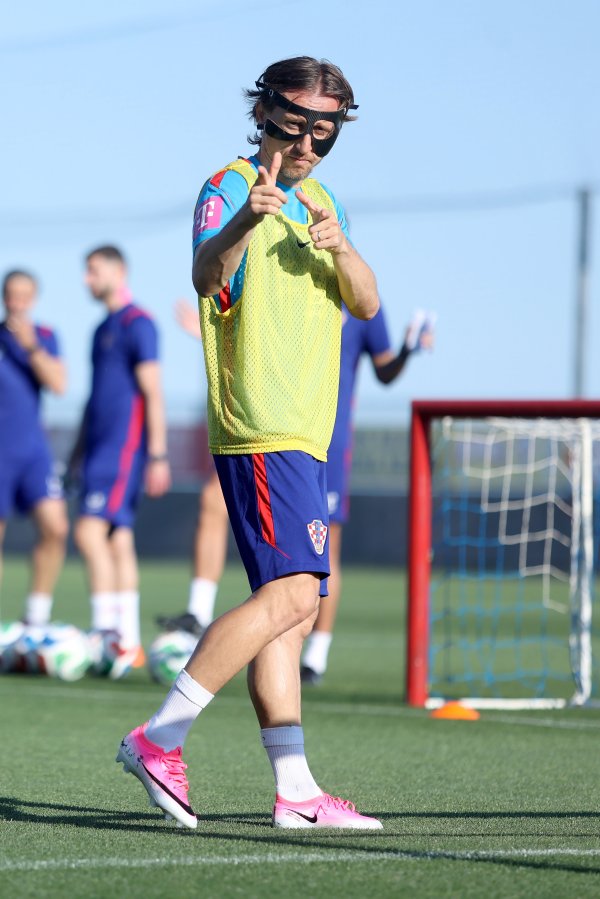 Luka Modrić se priključio Vatrenima i sa zaštitnom maskom na licu odradio prvi trening
