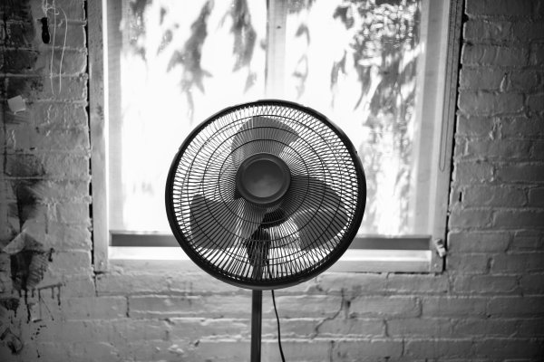 Umjesto da puše direktno u vas, ventilator je učinkovitiji ako izbacuje topli zrak van kroz prozor ili vrata ili povlači hladniji zrak iz druge prostorije