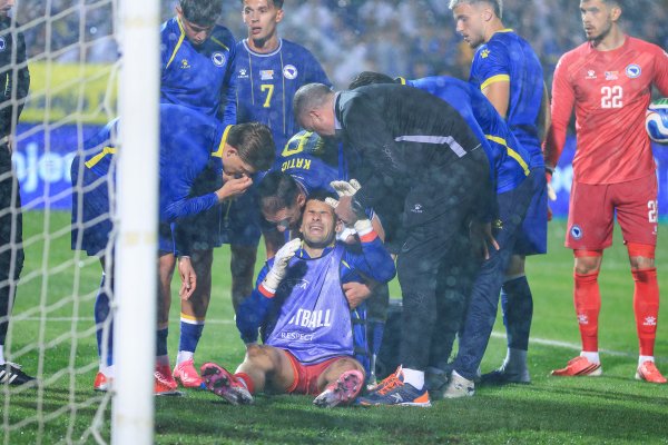 Osman Hadžikić teško se ozlijedio! Umjesto debija teren je napustio na nosilima i upitan je za SP