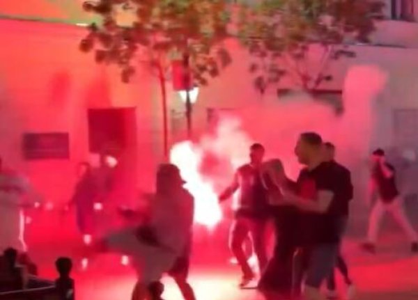 Pogledajte veliku tučnjavu u Budimpešti uoči finala Lige prvaka: Lete baklje, šake i stolice